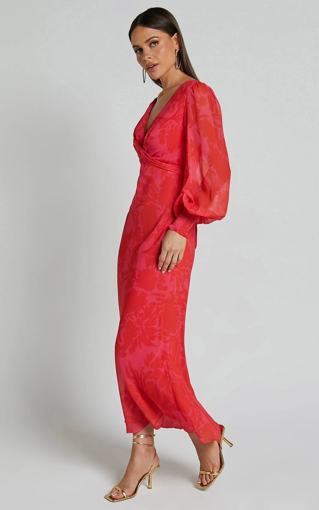 Claude Midi-Kleid – Midi-Trägerkleid mit tiefem V-Ausschnitt und langen Ärmeln im Print