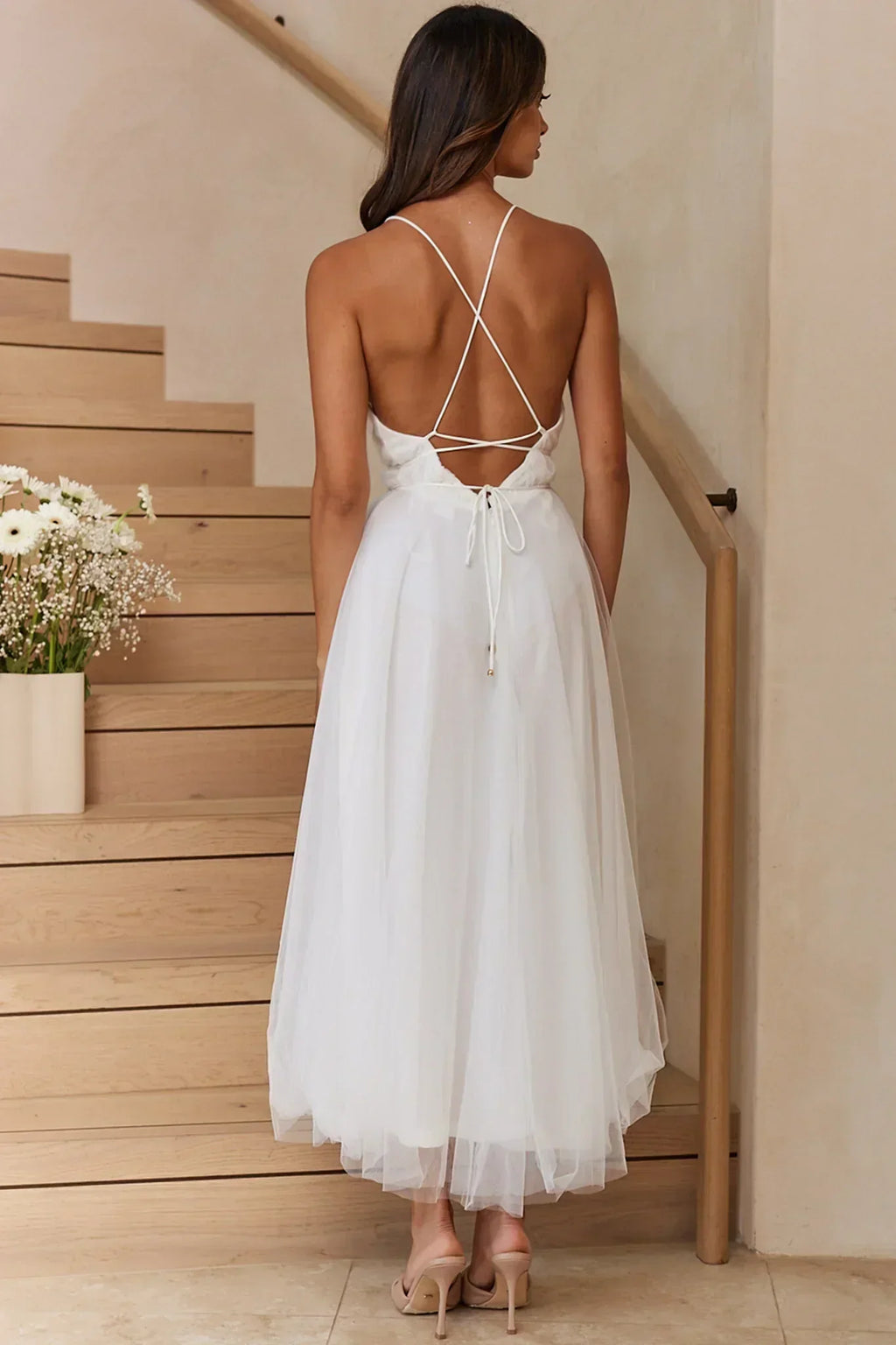Fließendes Midi-Kleid mit tiefem Ausschnitt und Mesh-Overlay, Weiß