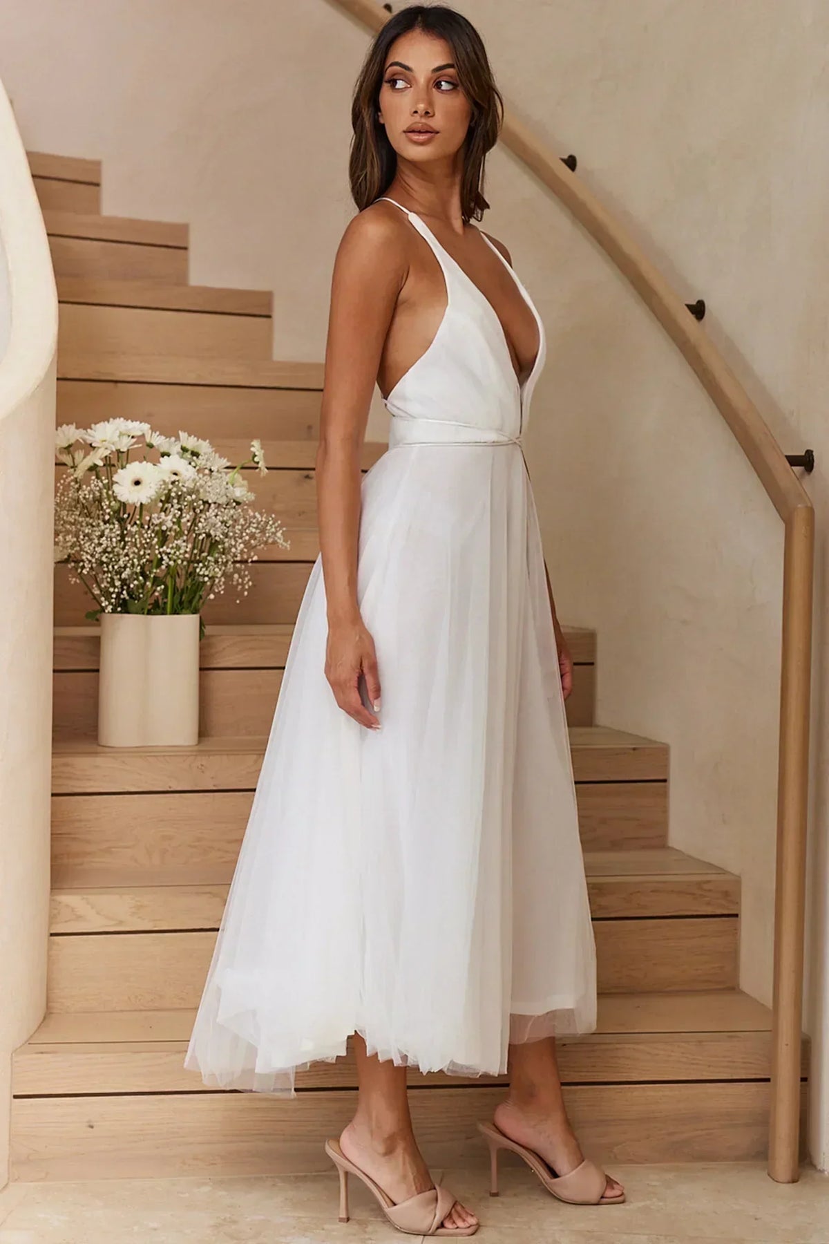Fließendes Midi-Kleid mit tiefem Ausschnitt und Mesh-Overlay, Weiß