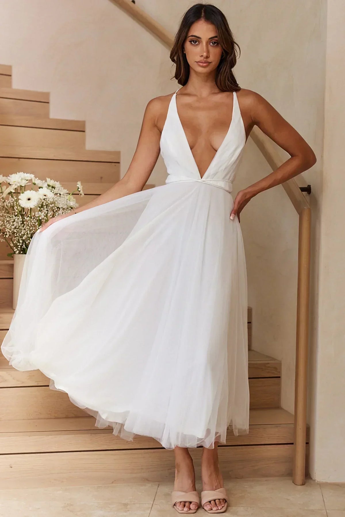 Fließendes Midi-Kleid mit tiefem Ausschnitt und Mesh-Overlay, Weiß