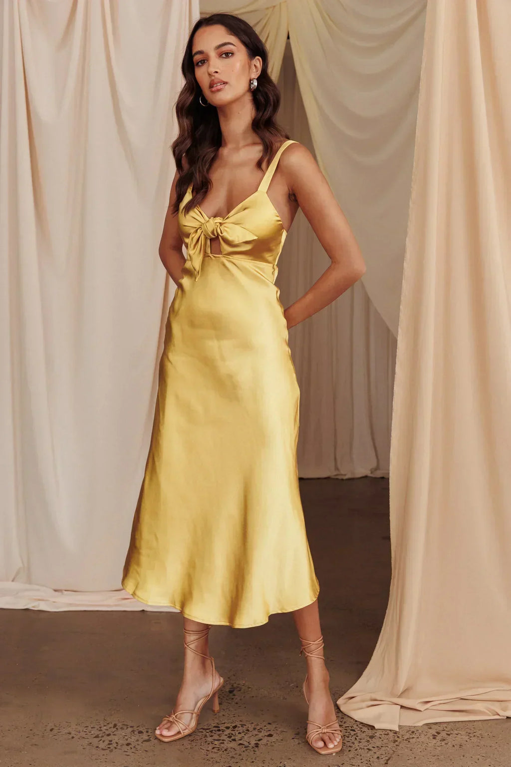 Perfect Day Satin Midikleid Senf