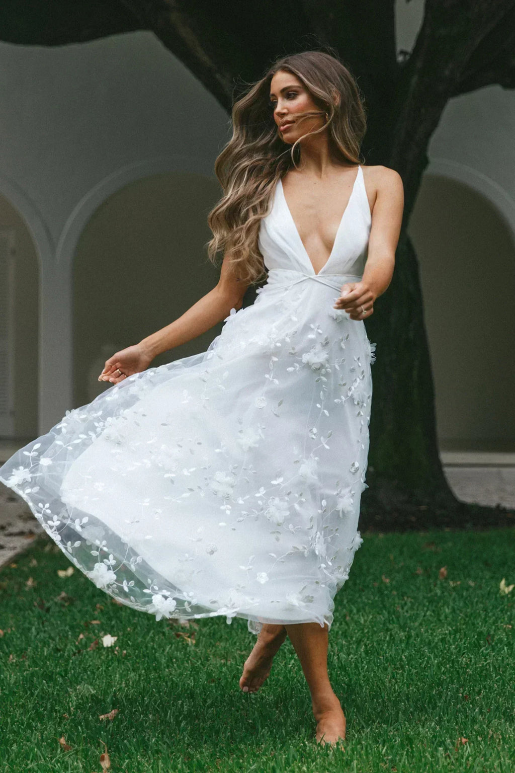 Sheri Midi-Kleid mit V-Ausschnitt und Verzierungen Weiß