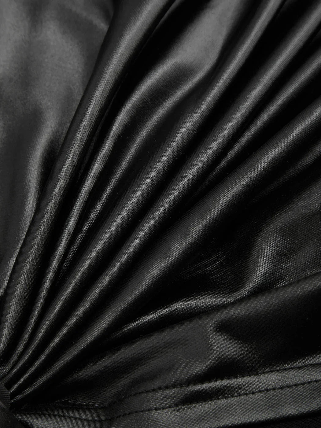 Hochgeschlossenes, gerafftes Mini-Kleid mit Knoten