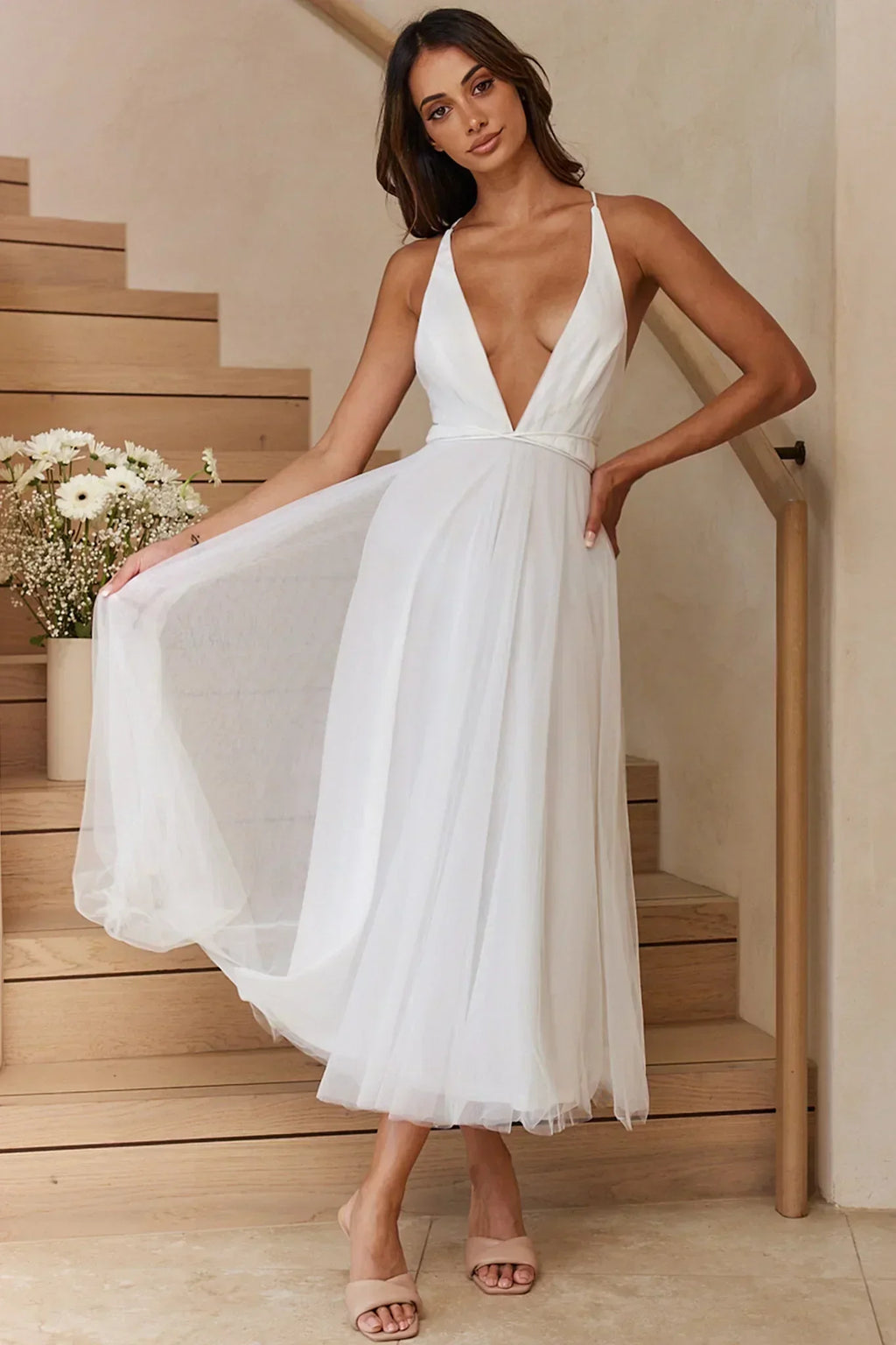 Fließendes Midi-Kleid mit tiefem Ausschnitt und Mesh-Overlay, Weiß