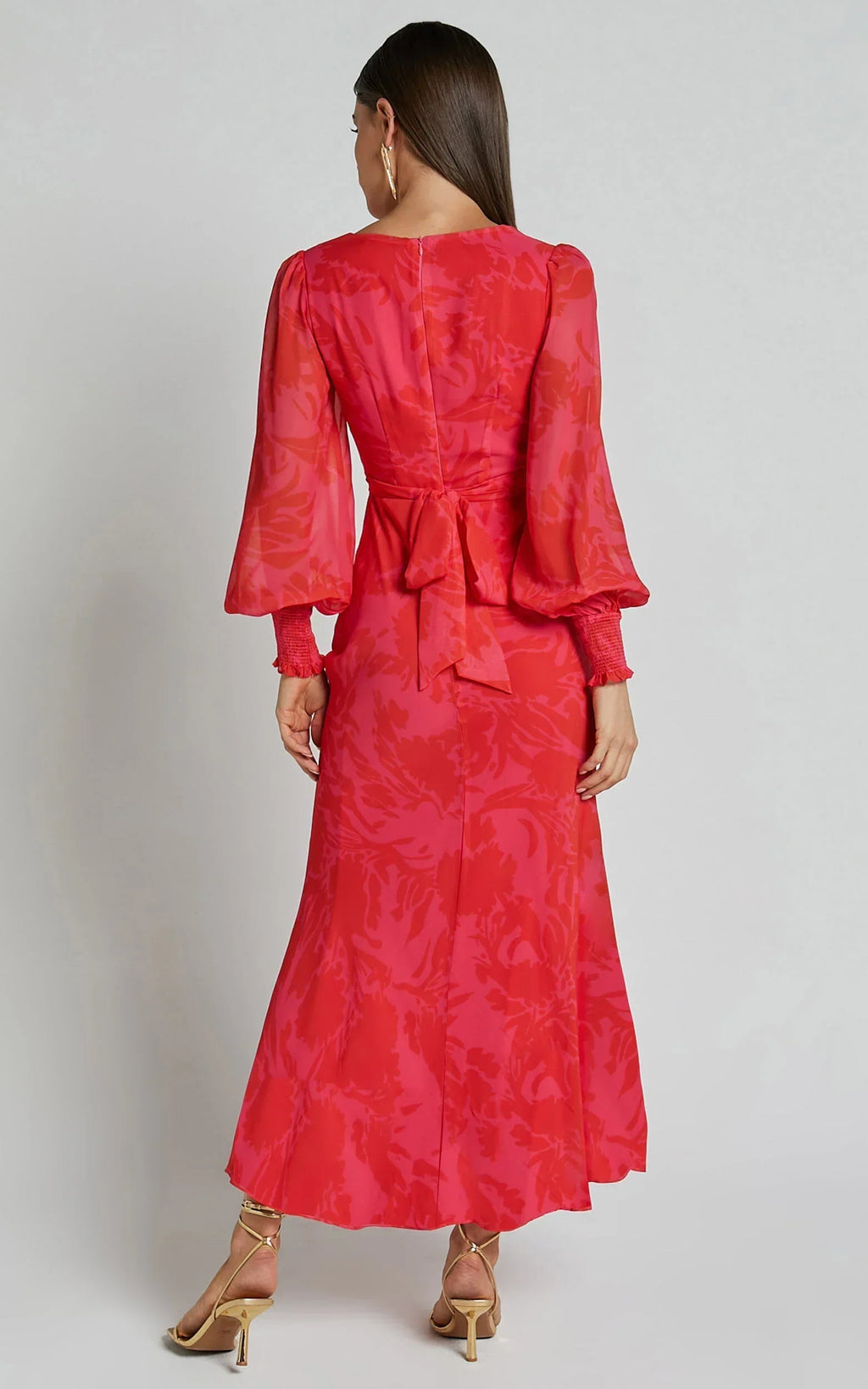 Claude Midi-Kleid – Midi-Trägerkleid mit tiefem V-Ausschnitt und langen Ärmeln im Print