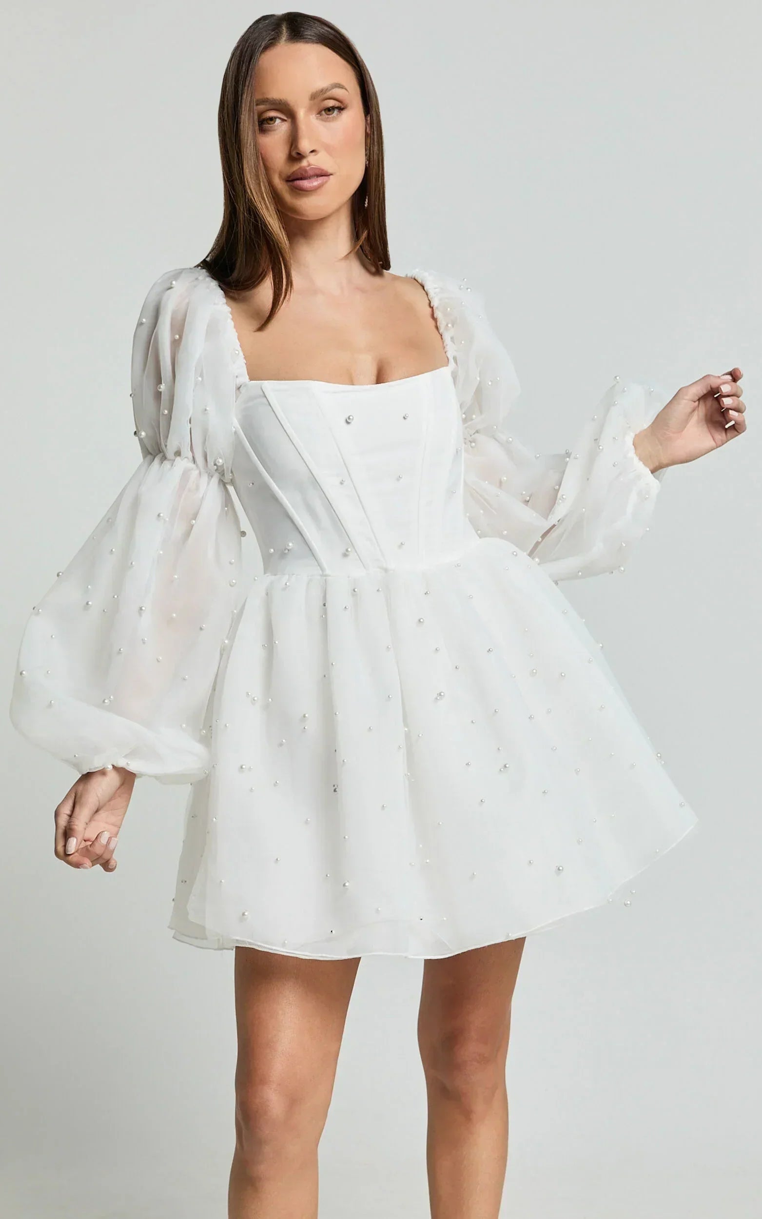 Ingrid Mini Dress – Minikleid mit langen Puffärmeln und Perlen-Details in Weiß