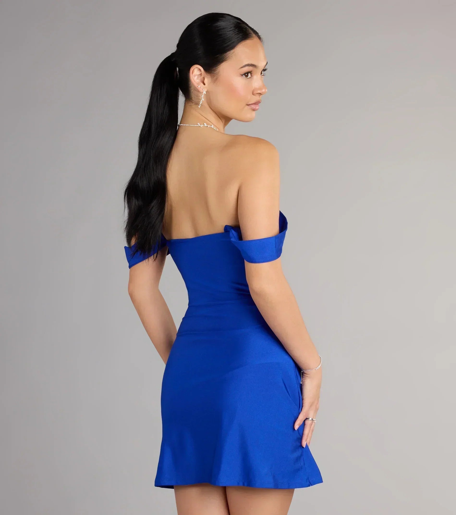 Klassikerliebhaber schulterfreies Satin-A-Linien-Minikleid