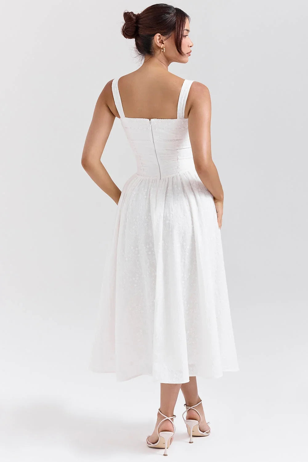 weißes Broderie-Anglaise-Midi-Sommerkleid