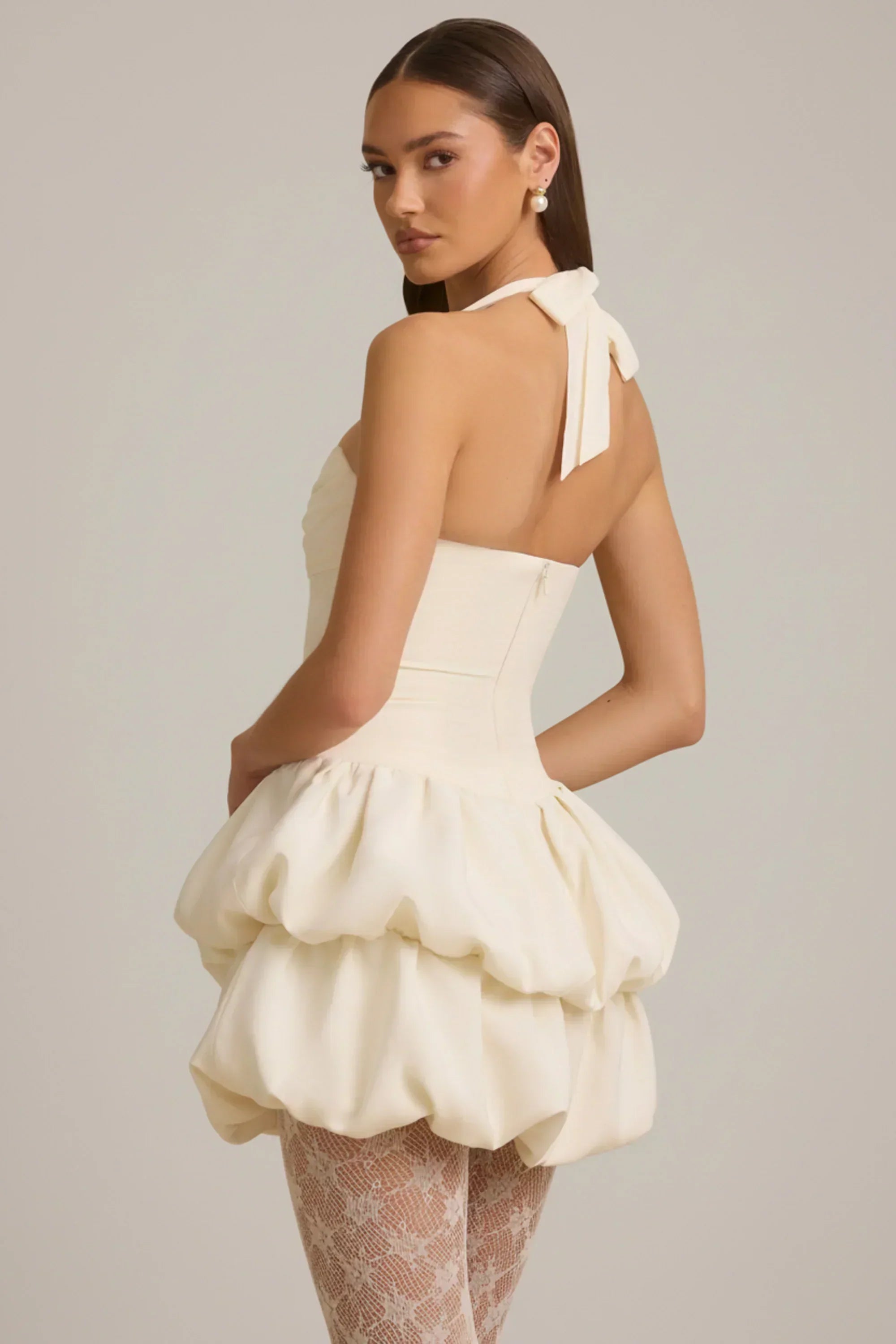 Neckholder-Minikleid mit Stufen-Bubble-Saum und Korsettdetail in Elfenbein