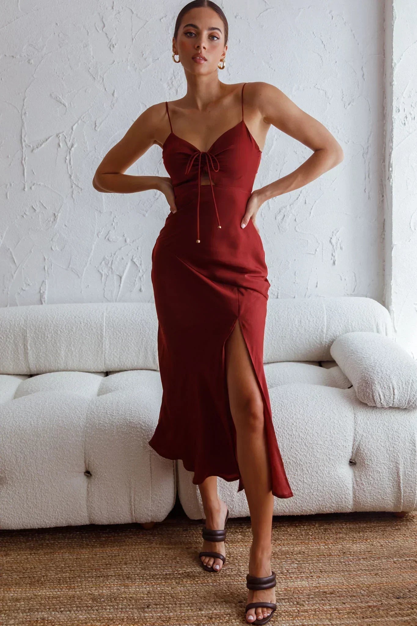 Fondest Memories Gerafftes Kleid mit Kordelzug, geschnürter Rückseite und Midilänge in Braun