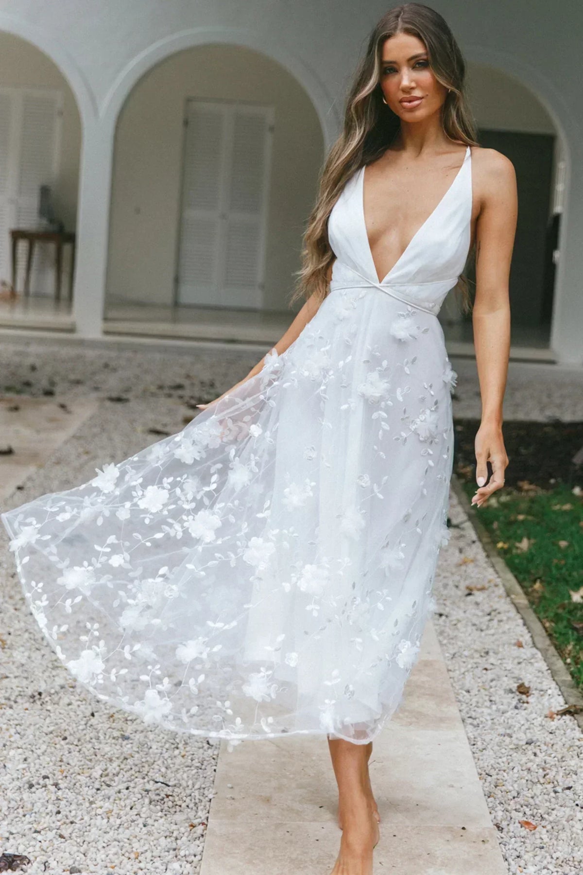 Sheri Midi-Kleid mit V-Ausschnitt und Verzierungen Weiß