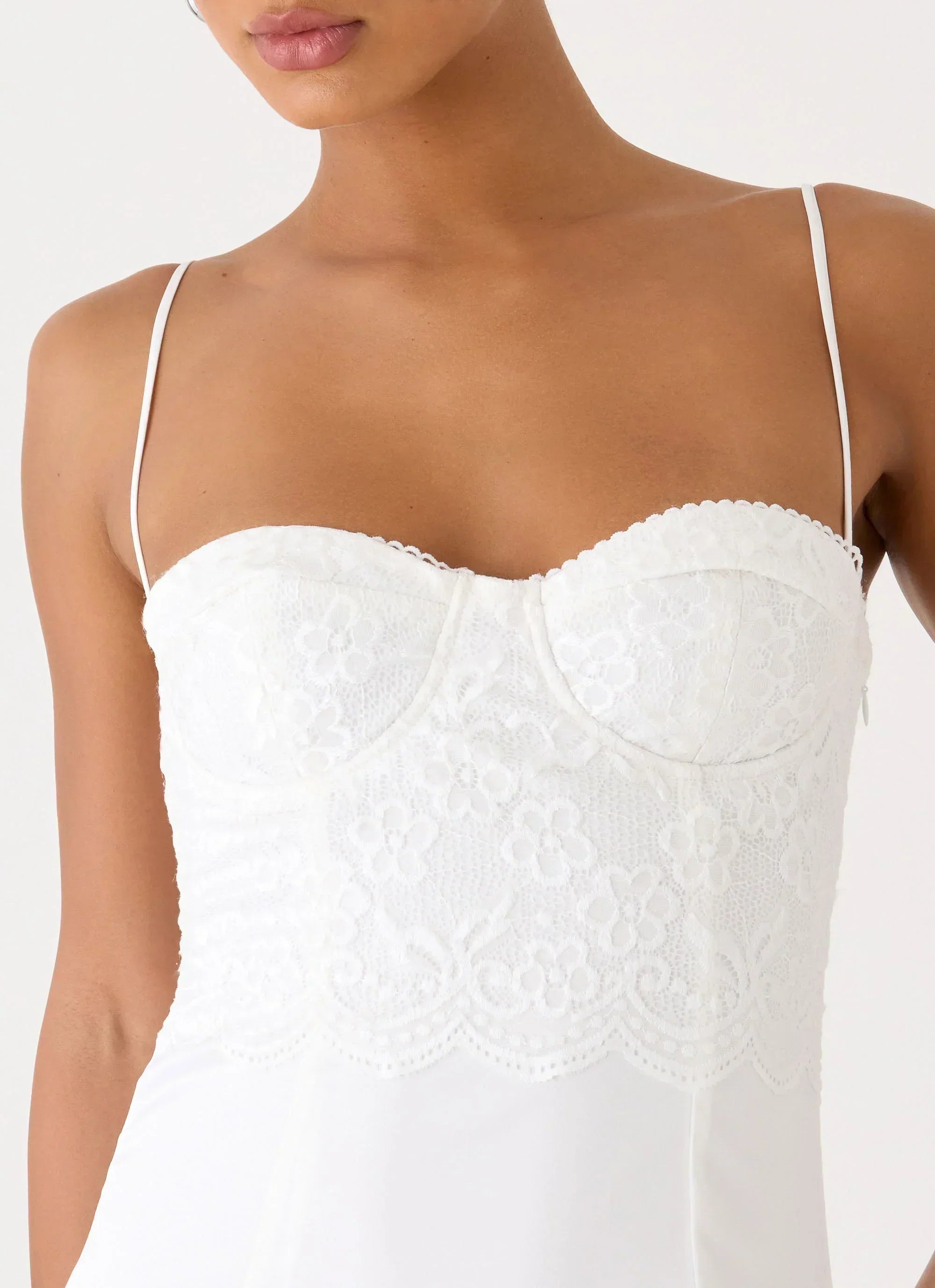 Aloura Spitzen-Minikleid – Weiß