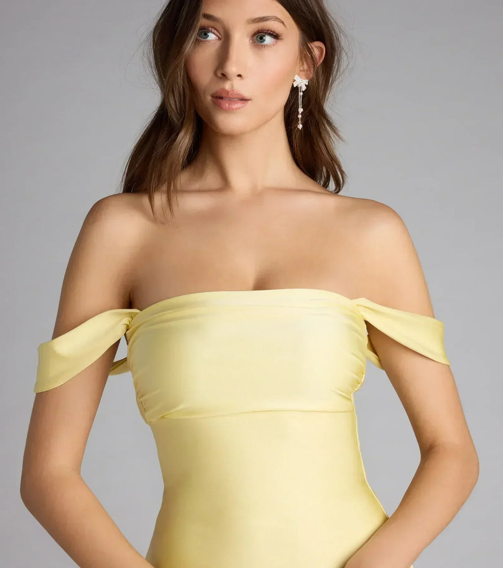 Klassikerliebhaber schulterfreies Satin-A-Linien-Minikleid