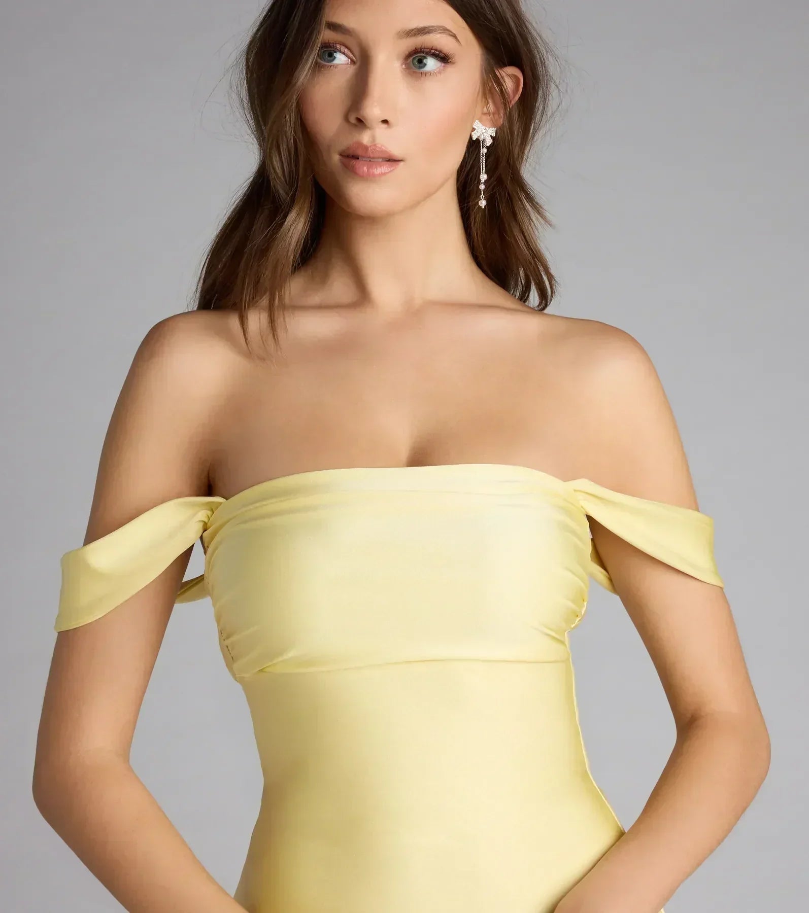 Klassikerliebhaber schulterfreies Satin-A-Linien-Minikleid