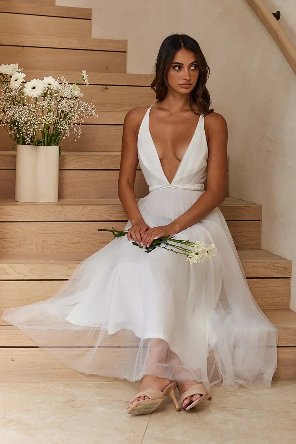 Fließendes Midi-Kleid mit tiefem Ausschnitt und Mesh-Overlay, Weiß