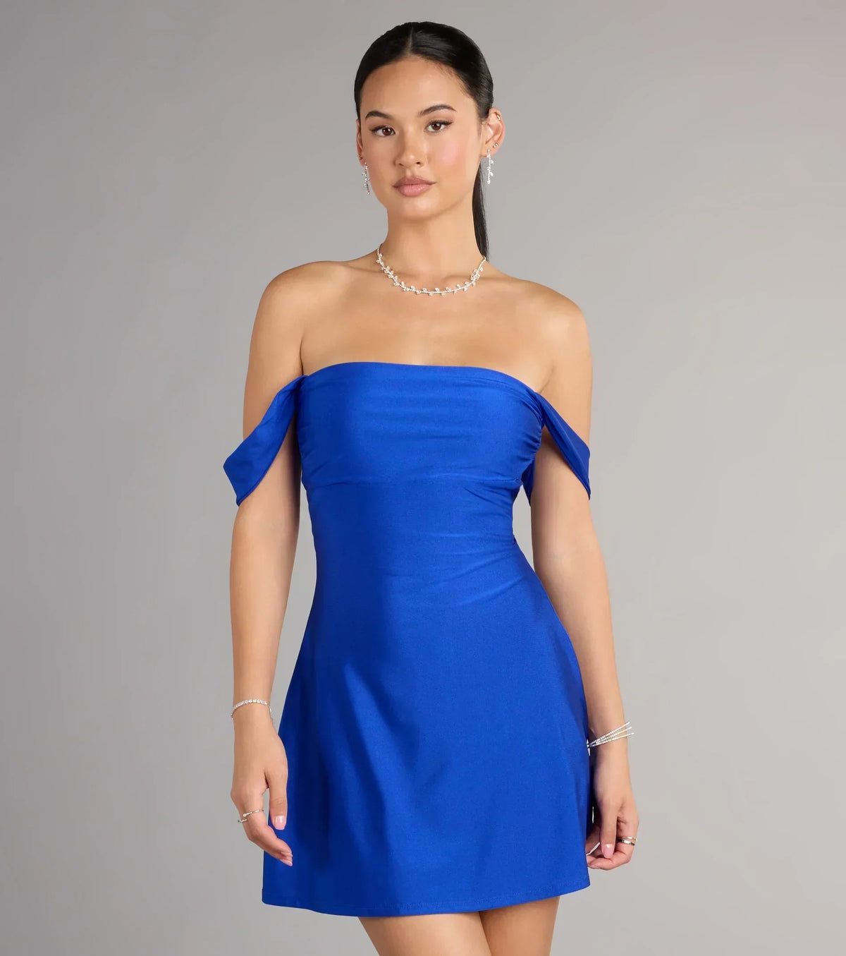 Klassikerliebhaber schulterfreies Satin-A-Linien-Minikleid